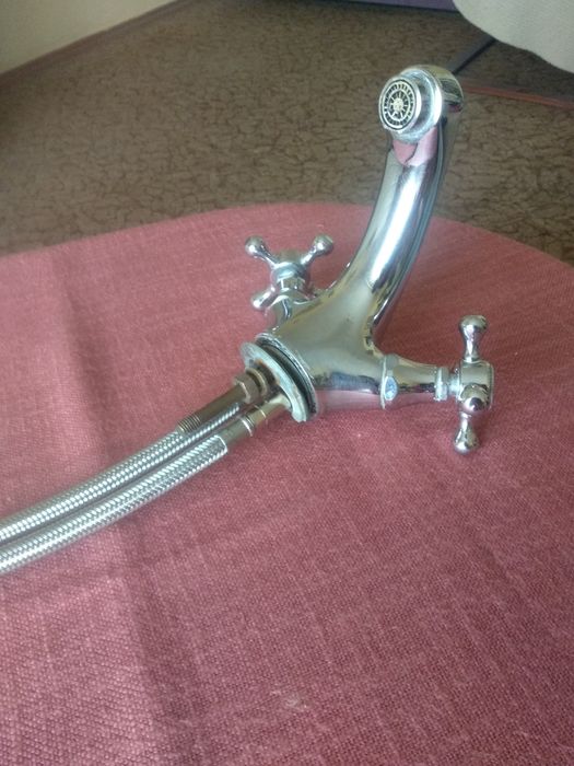 Смеситель латунный для умывальника с новыми шлангами