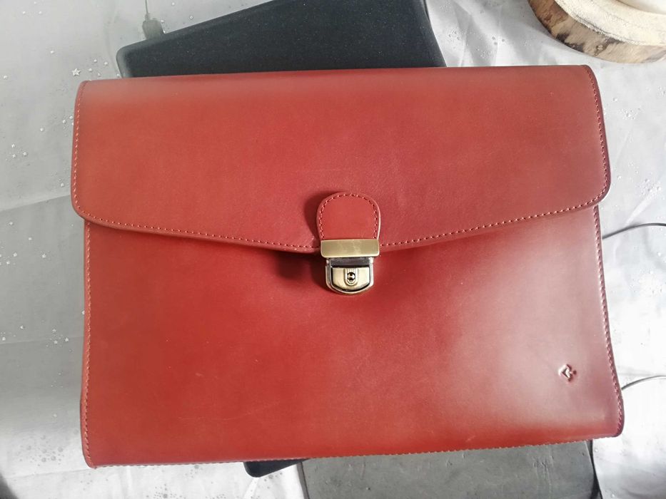 O(Oportunidade) Pasta de executivo oBusquets em pele genuina