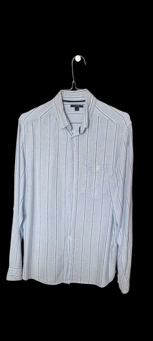 Camisa manga comprida e punhos com botões. Marca Kiavi