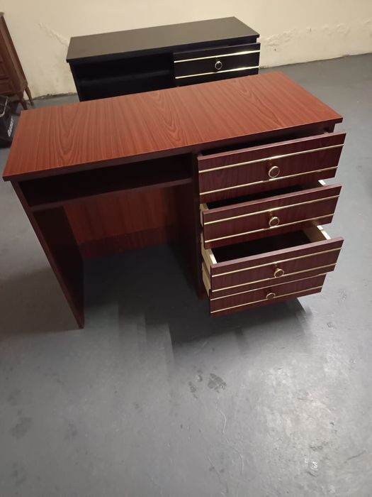 Secretaria em bom estado.195x44x72.