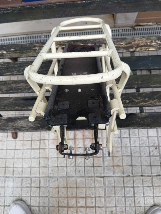 Porta bagagens com luz para bicicletas roda 24 ou inferior.