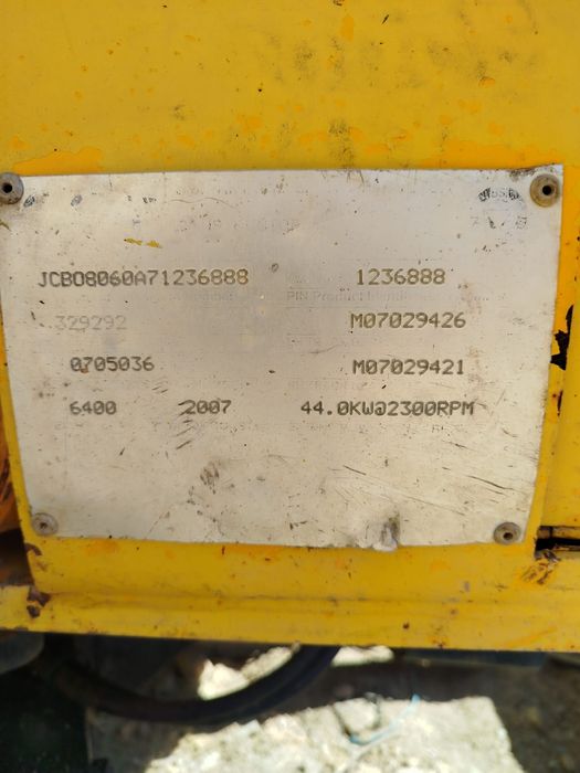 Giratória  JCB8060 6.4Toneladas 2007 e muitos acessórios.