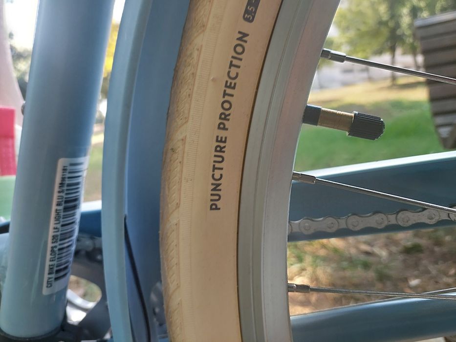 Bicicleta senhora azul BTWIN com cesto.