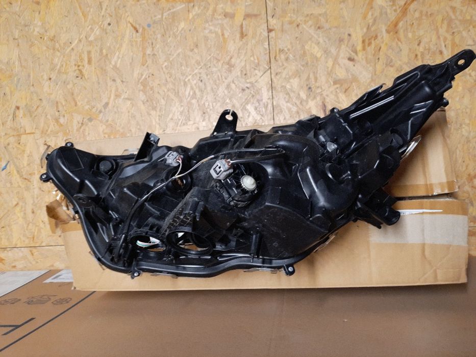 Lampa przednia prawa toyota rav4