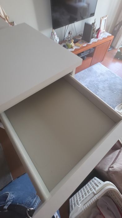 Cómoda Ikea com 6 Gavetas e Espelho