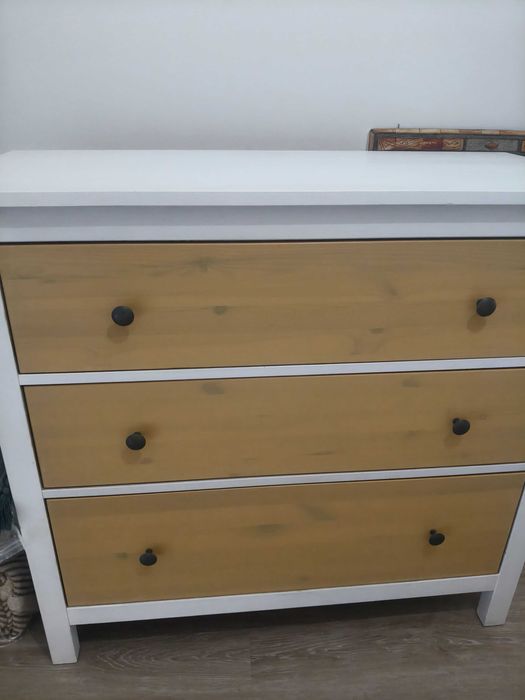 Cómoda e mesa de cabeceira Hemnes Ikea