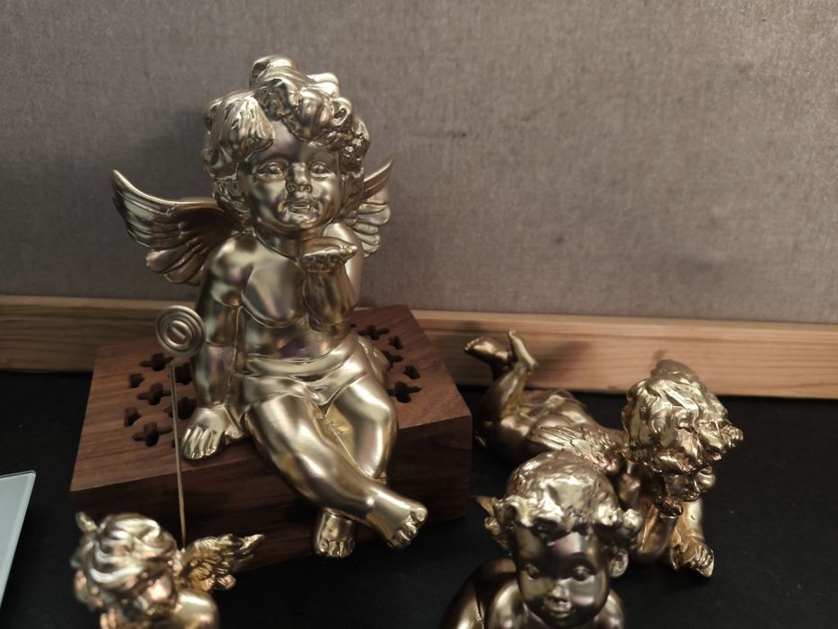 Conjunto de 4 anjos dourados.
Conjunto decorativo de quatro anjos em d