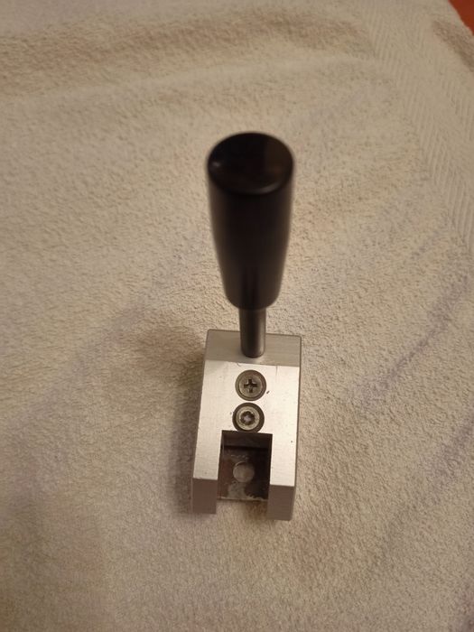 Nożyk do światłowodów wycinania okna w powłoce kabla łatwego dostępu