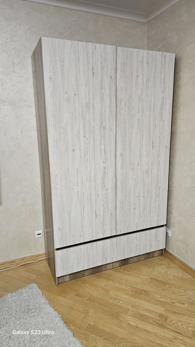 Двоспальне ліжко та шафа