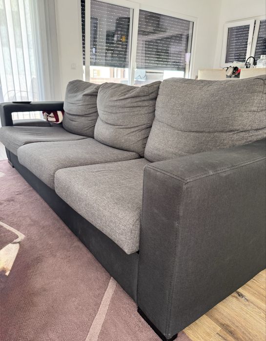 Sofá confortavel cinza e prefo
