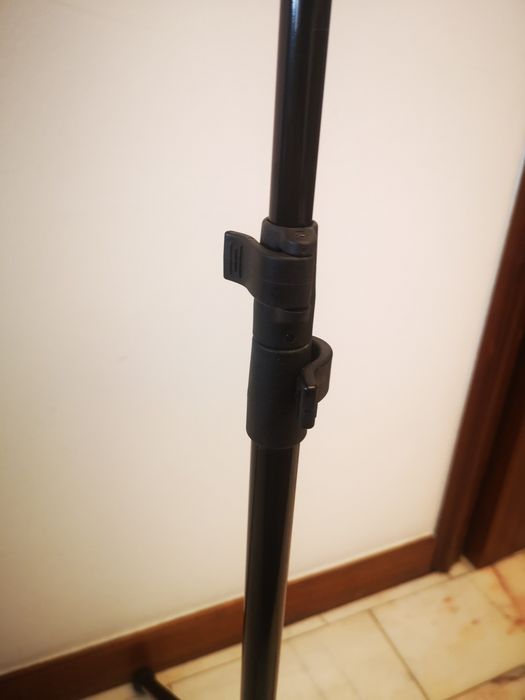 Tripé - Suporte para pautas em preto