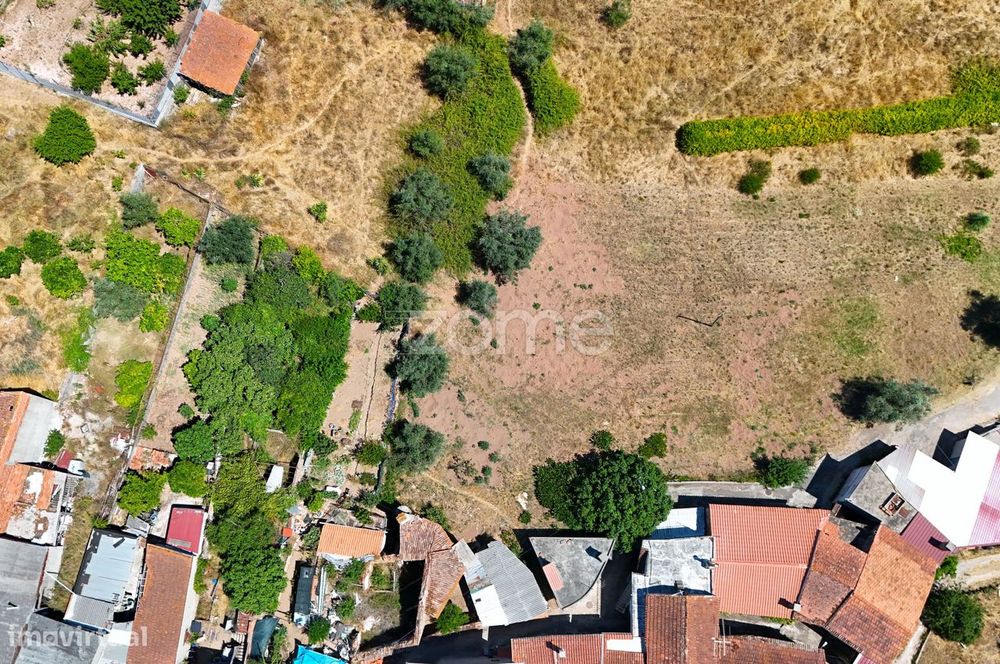 Moradia em ruínas com terreno