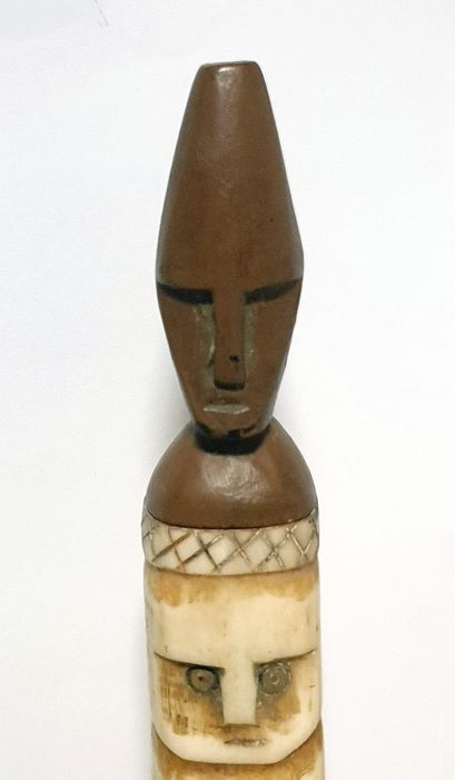 Antigos frascos de medicina africana em osso de bufalo e madeira