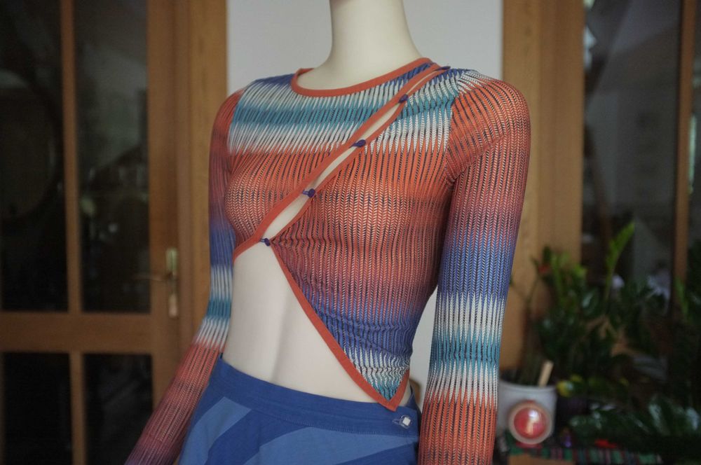 asymetryczna koszulka crop top bluzka letnia kolorowa krótka wycięcia fakturowana fairycore subversive