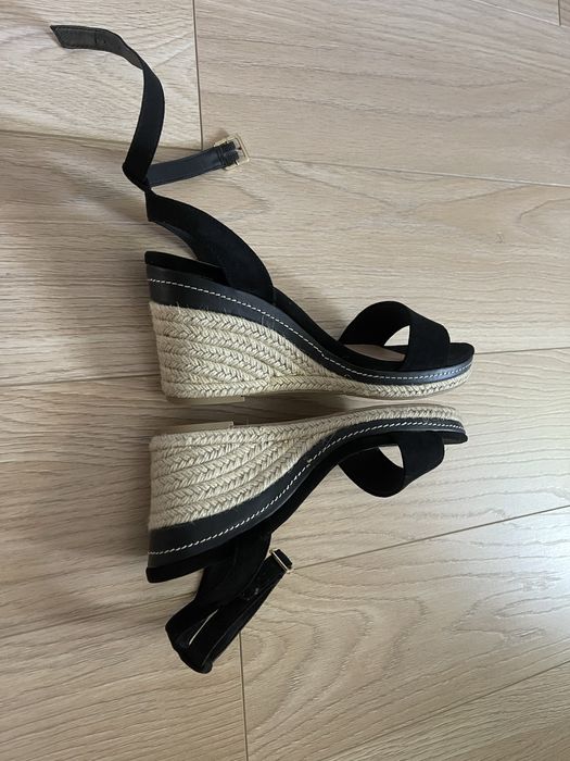 Sliczne nowe sandałki na korurnie 39