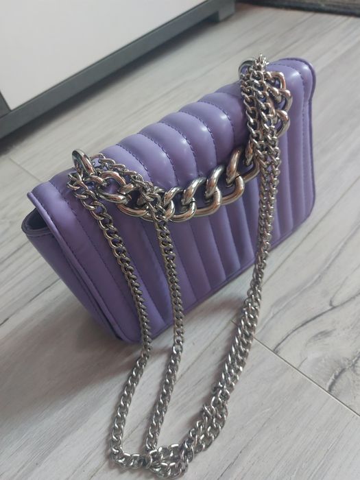 Mała fioletowa torebka