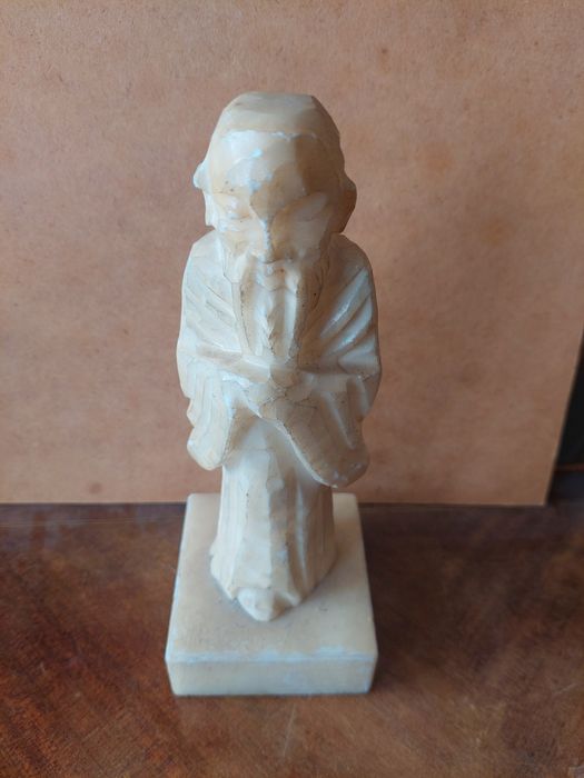 Escultura antiga em pedra