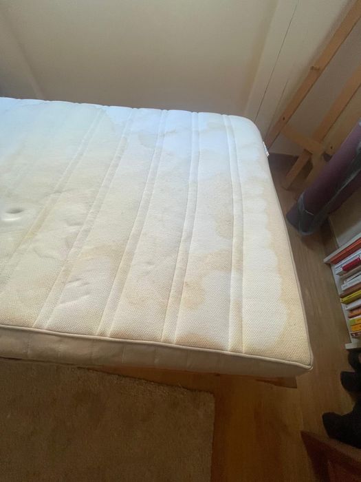 Cama de solteiro com estrado e colchão alguns anos de uso o colchão tem algumas manchas mas tem fecho e pode ser lavado as medidas da cama são 2,00 cm