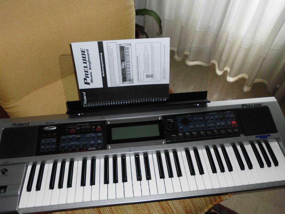 Roland Prelude, teclado arranjador profissional com estante e pedal