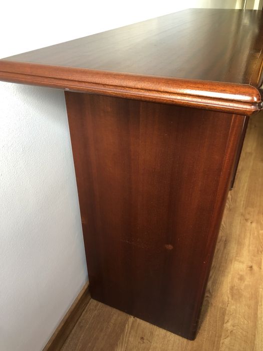 Móvel de madeira maciça