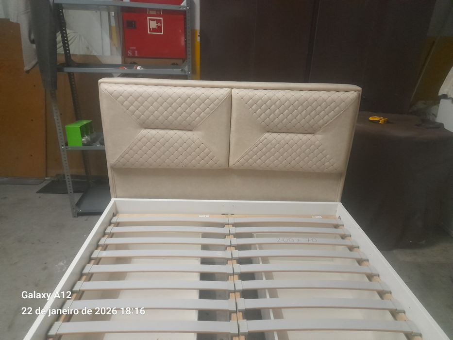 Cama casal Ikea com colchão e cabeceira