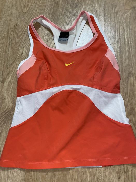 жіноча спортивна майка від Nike