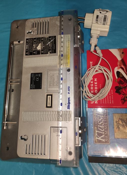 Радио, проигрыватель CD и часы.