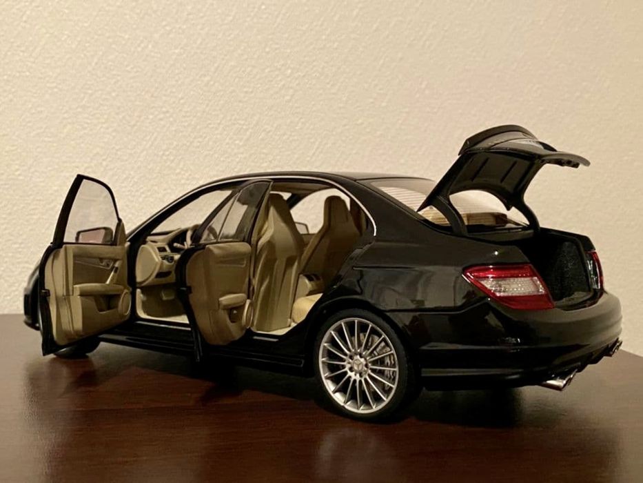 Модель AUTOart Mercedes-Benz W204 C63 AMG 1/18