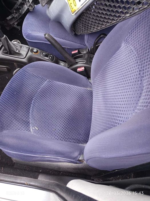 Para peças Peugeot 206 1.4 HDi Ano 2003
