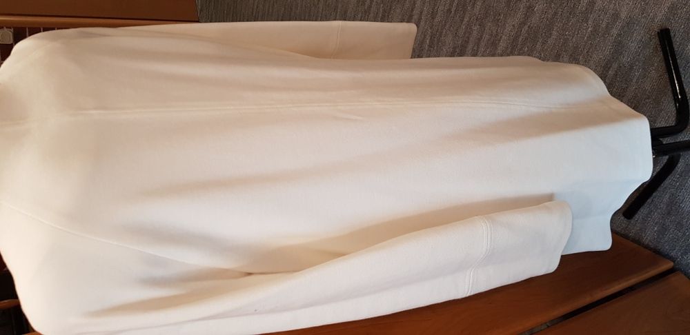 Biały płaszcz damski