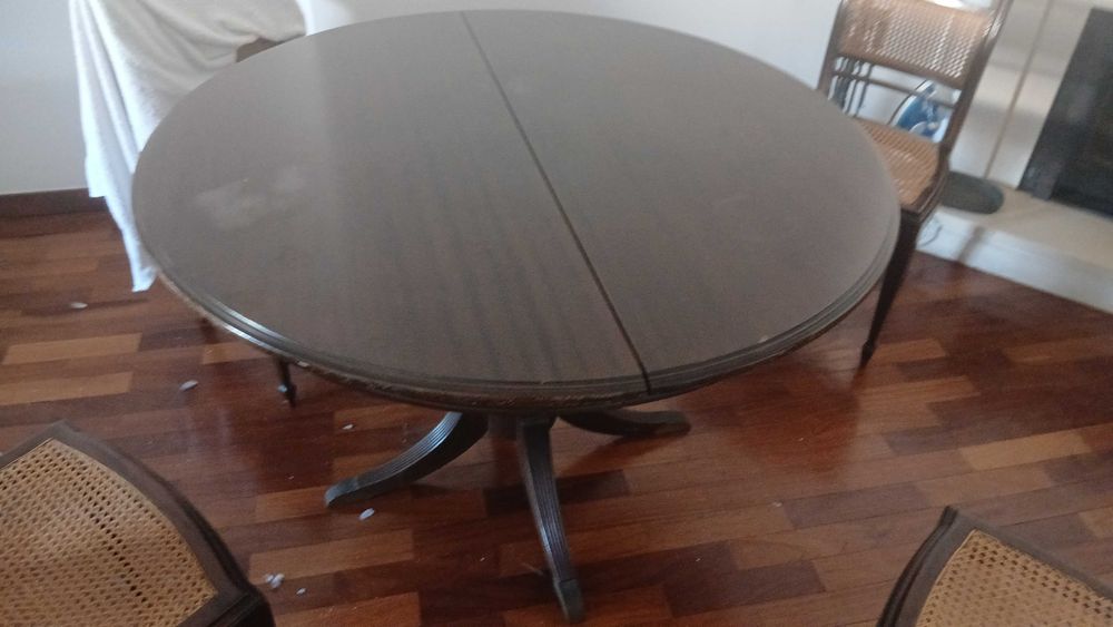 Mesa de jantar com quatro cadeiras em palhinha em bom estado