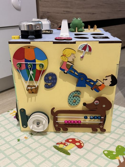 Бізікуб розвиваюча іграшка