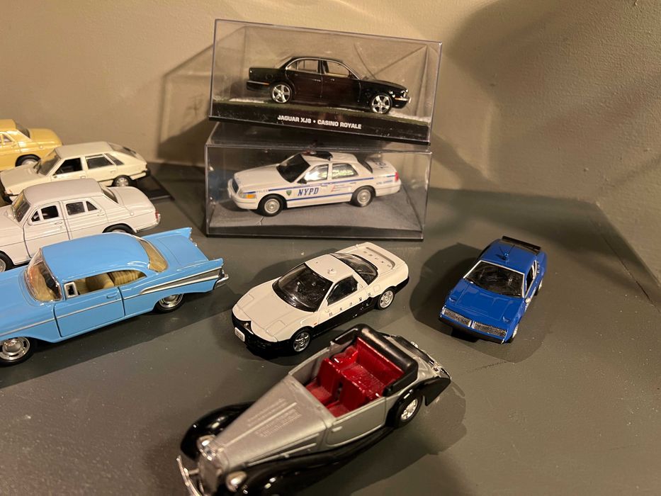 Zestaw 12 modeli 1:43 + bus 1:64 – Policja, Bond, PRL, okazja
