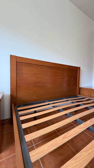 Cama de casal e duas mesas de cabeceira em cerejeira