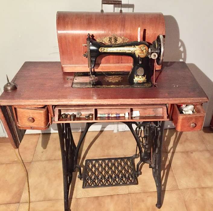 Máquina de Costura Singer - tudo de origem - a funcionar na perfeição