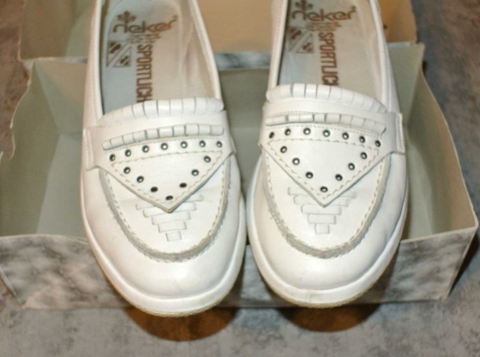 Mokasyny damskie marki Rieker w kolorze białym