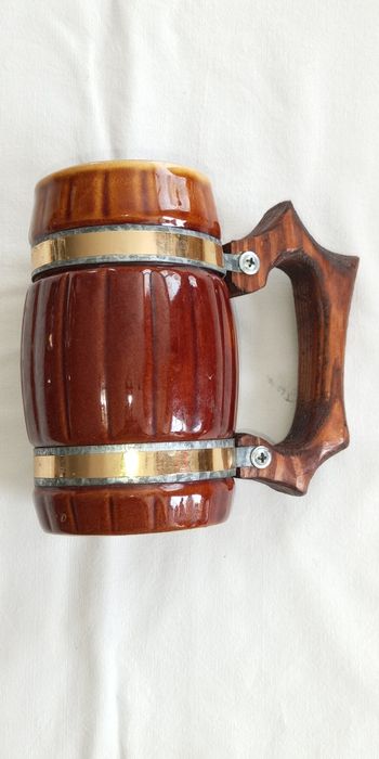 Продаются пивные бокалы, чашки