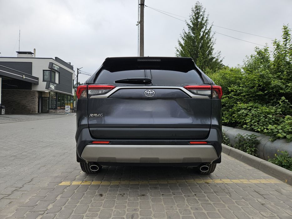 Продається офіційна Toyota RAV4 2022 року