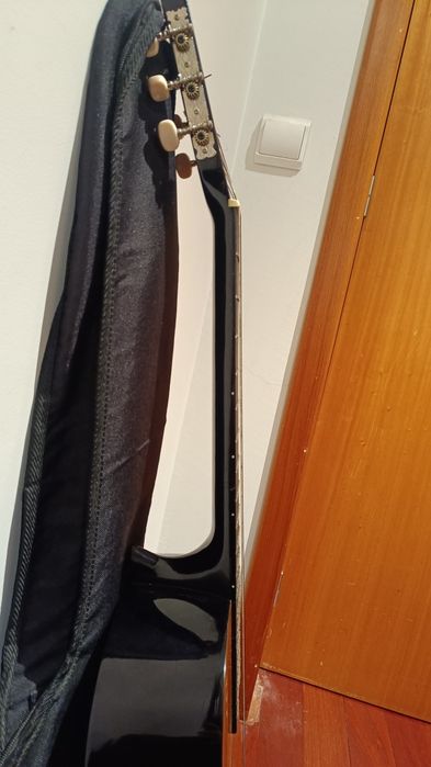 Guitarra com bolsa de transporte