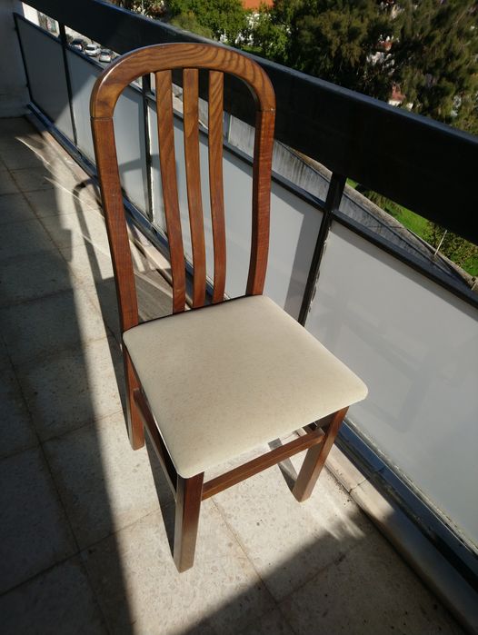 Mesa de jantar em madeira e 6 cadeiras