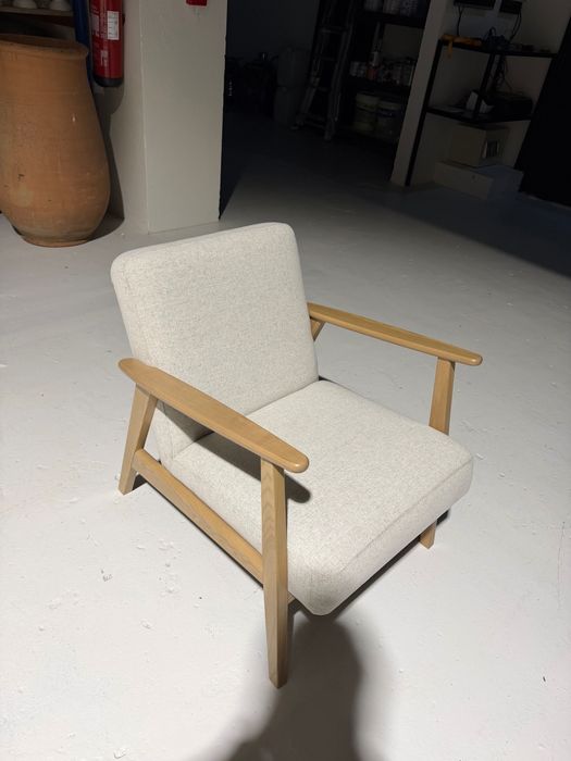 poltrona beije com madeira