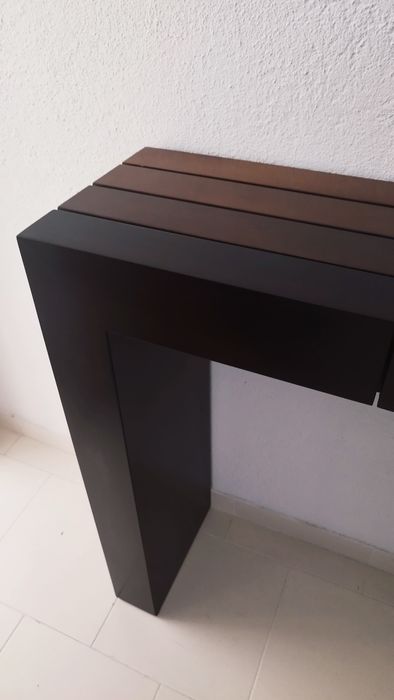 Aparador em madeira maciça wengue, com 4 tons de degradê.