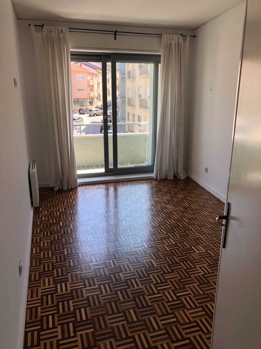 Arrenda-se T4 - Na primeira linha na Foz, Porto