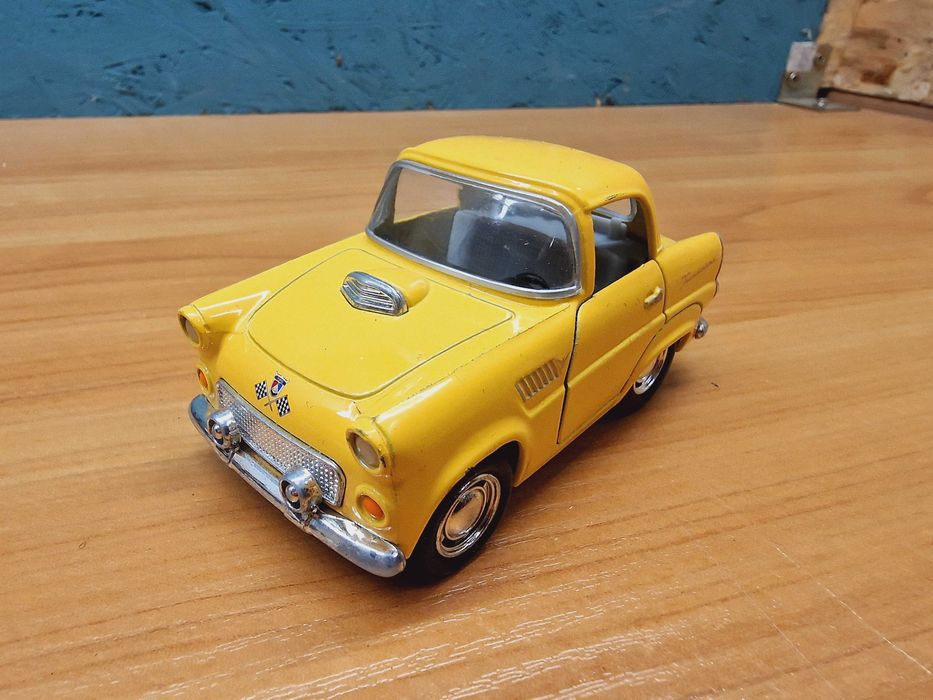 Model samochodu to miniatura Forda Thunderbirda z 1955 roku