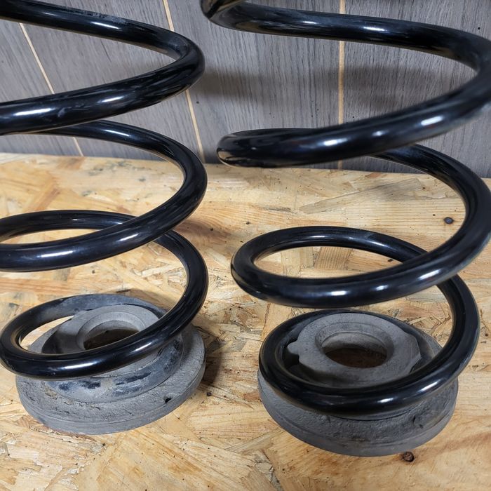 Sprężyny Zawieszenia Tył KYB RA6241 grupa VW Golf Skoda Seat