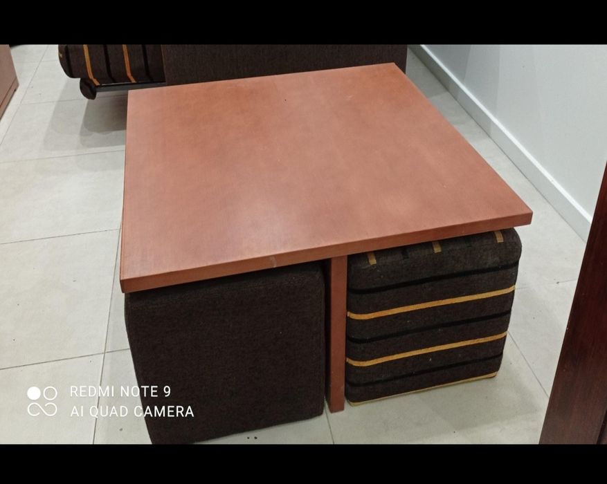 Mesa de centro com quatro puffs em bom estado