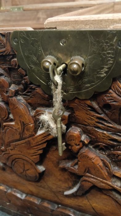 Arca em madeira de cânfora detalhada
