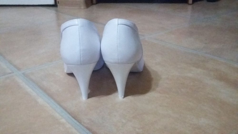 Buty Białe Czółenka Ślubne ze skòry r. 40