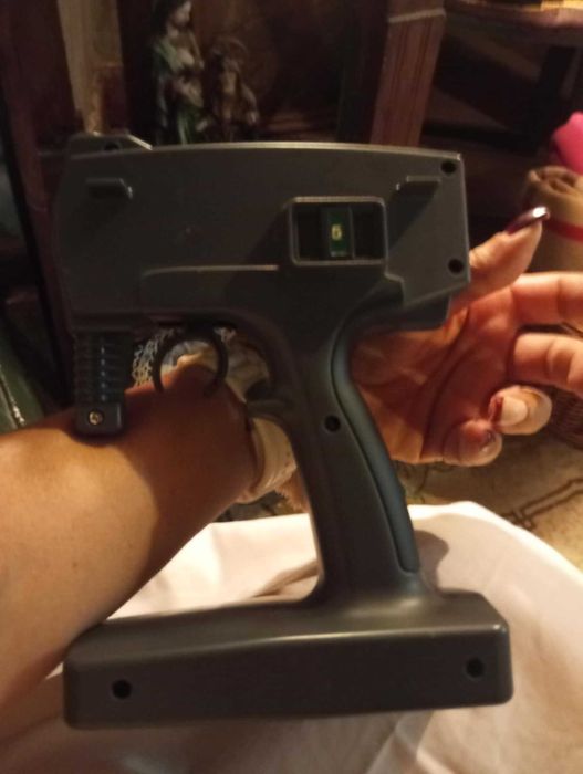 Este é um carro de controlo remoto (RC) da série Tamiya Quick