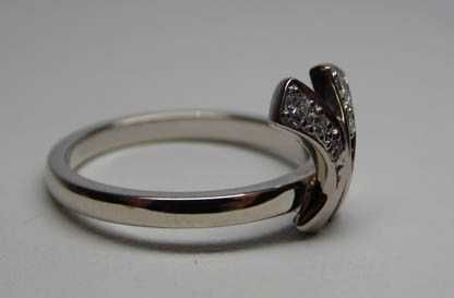 Pierścionek z diamentami białe złoto ciekawa ozdoba.